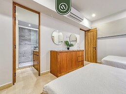 Luxury Oceanfront 3 BR Condo - Pools