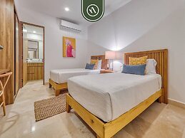 Luxury Oceanfront 3 BR Condo - Pools