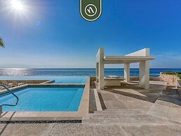 Luxury Oceanfront 3 BR Condo - Pools