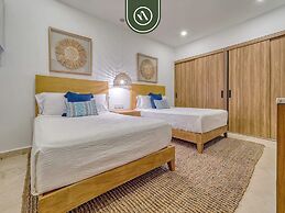 Luxury Oceanfront 3 BR Condo - Pools