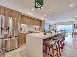 Luxury Oceanfront 3 BR Condo - Pools