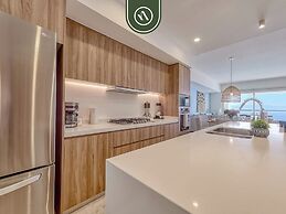 Luxury Oceanfront 3 BR Condo - Pools