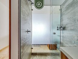 Luxury Oceanfront 3 BR Condo - Pools