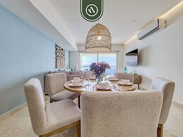 Luxury Oceanfront 3 BR Condo - Pools
