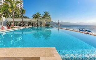 Luxury Oceanfront 3 BR Condo - Pools