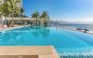 Luxury Oceanfront 3 BR Condo - Pools