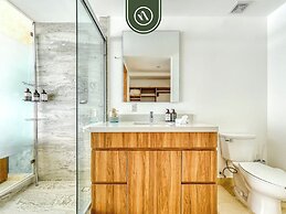 Luxury Oceanfront 3 BR Condo - Pools
