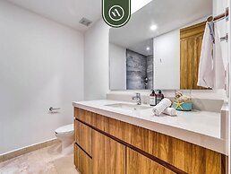 Luxury Oceanfront 3 BR Condo - Pools
