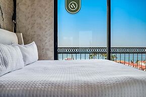 Luxury Corner Unit With Breataking Ocean Views
