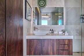 Luxury Corner Unit With Breataking Ocean Views