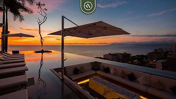 Luxury Corner Unit With Breataking Ocean Views