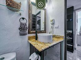 Corner 2 BR Condo - Spectacular Oceanview Sunsets