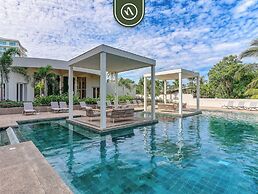 Luxury Condo With Canal View - Near Beach