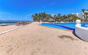Oceanfron 4 BR Condo - Beach - Wyndham Pool