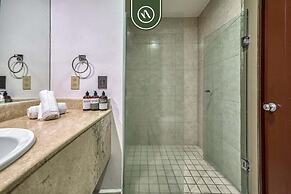 Oceanfron 4 BR Condo - Beach - Wyndham Pool