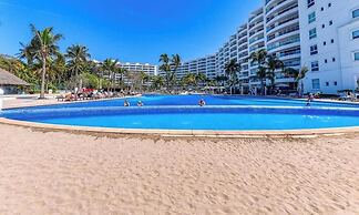 Oceanfron 4 BR Condo - Beach - Wyndham Pool