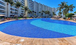 Oceanfron 4 BR Condo - Beach - Wyndham Pool