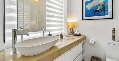 Stylish King-bed Unit - Pool - Ocean View - Gym