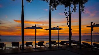 Stylish King-bed Unit - Pool - Ocean View - Gym
