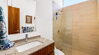Stylish King-bed Unit - Pool - Ocean View - Gym