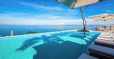 Stylish King-bed Unit - Pool - Ocean View - Gym