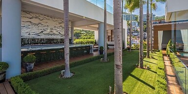 Stylish King-bed Unit - Pool - Ocean View - Gym