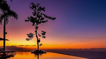 Stylish King-bed Unit - Pool - Ocean View - Gym
