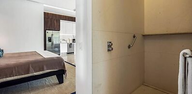 Stylish King-bed Unit - Pool - Ocean View - Gym