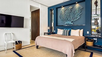 Stylish King-bed Unit - Pool - Ocean View - Gym