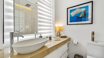 Stylish King-bed Unit - Pool - Ocean View - Gym