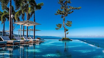 Stylish King-bed Unit - Pool - Ocean View - Gym