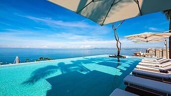 Stylish King-bed Unit - Pool - Ocean View - Gym