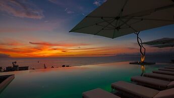 Stylish King-bed Unit - Pool - Ocean View - Gym