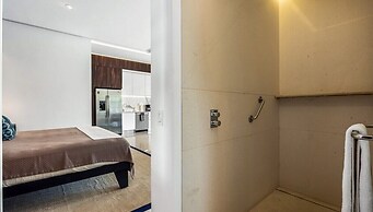 Stylish King-bed Unit - Pool - Ocean View - Gym