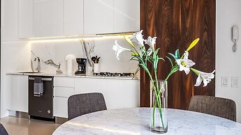 Stylish King-bed Unit - Pool - Ocean View - Gym