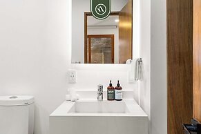 New 1 BR Condo - Rooftop Pool - Romantic Zone