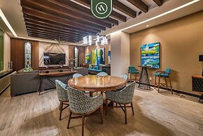 Luxury 2 BR Condo Near Golf Courses and Marina