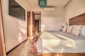 Luxury 2 BR Condo Near Golf Courses and Marina