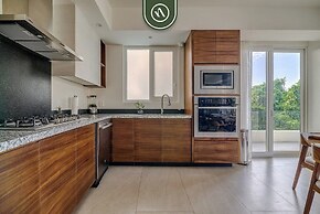 Luxury 2 BR Condo Near Golf Courses and Marina