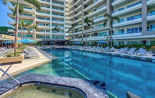 Luxury 2 BR Condo Near Golf Courses and Marina