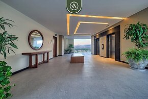 Luxury 2 BR Condo Near Golf Courses and Marina