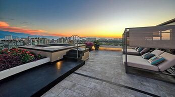 Luxury 2 BR Condo Near Golf Courses and Marina