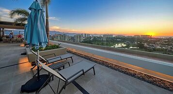 Luxury 2 BR Condo Near Golf Courses and Marina