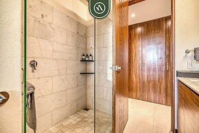 Luxury 2 BR Condo Near Golf Courses and Marina