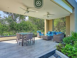 Luxury 2 BR Condo Near Golf Courses and Marina