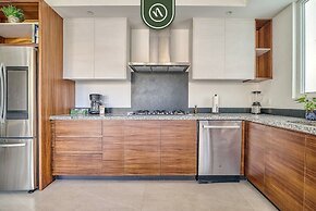 Luxury 2 BR Condo Near Golf Courses and Marina