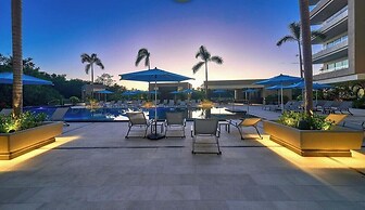 Luxury 2 BR Condo Near Golf Courses and Marina