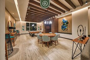 Luxury 2 BR Condo Near Golf Courses and Marina