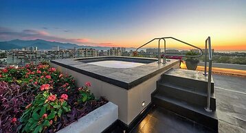 Luxury 2 BR Condo Near Golf Courses and Marina