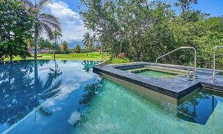 Luxury 2 BR Condo Near Golf Courses and Marina